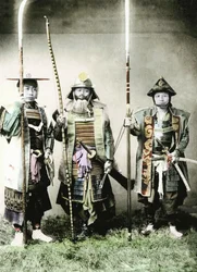 Samouraïs du Japon ancien armés d
